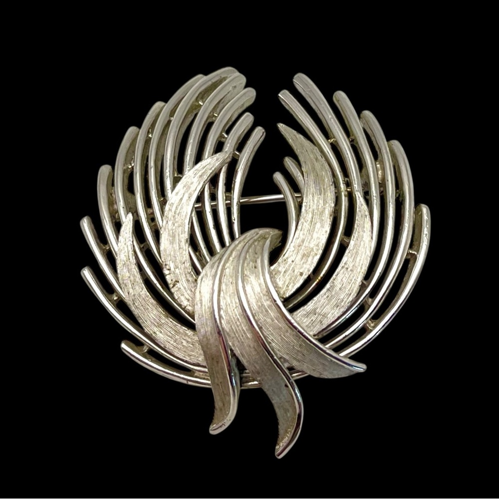 Classy Vintage Crown Trifari Abstract Spray Ribbon Silver Tone Brooch